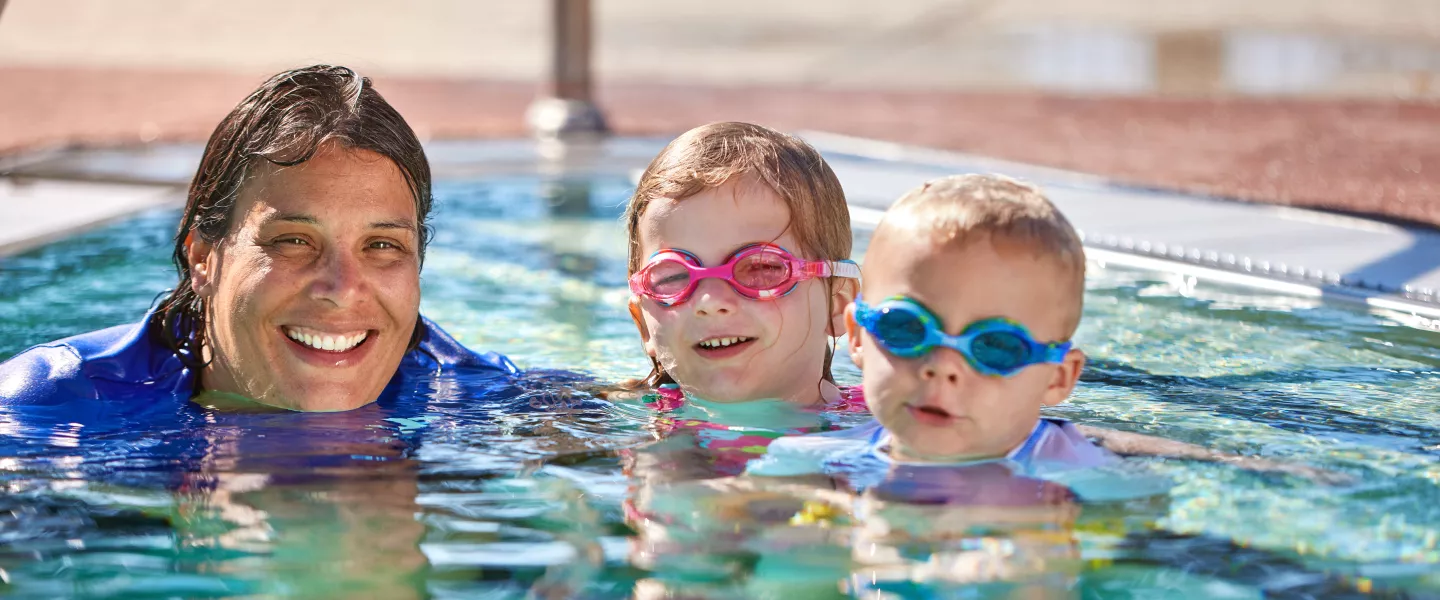 swim instructor in the pool with kids