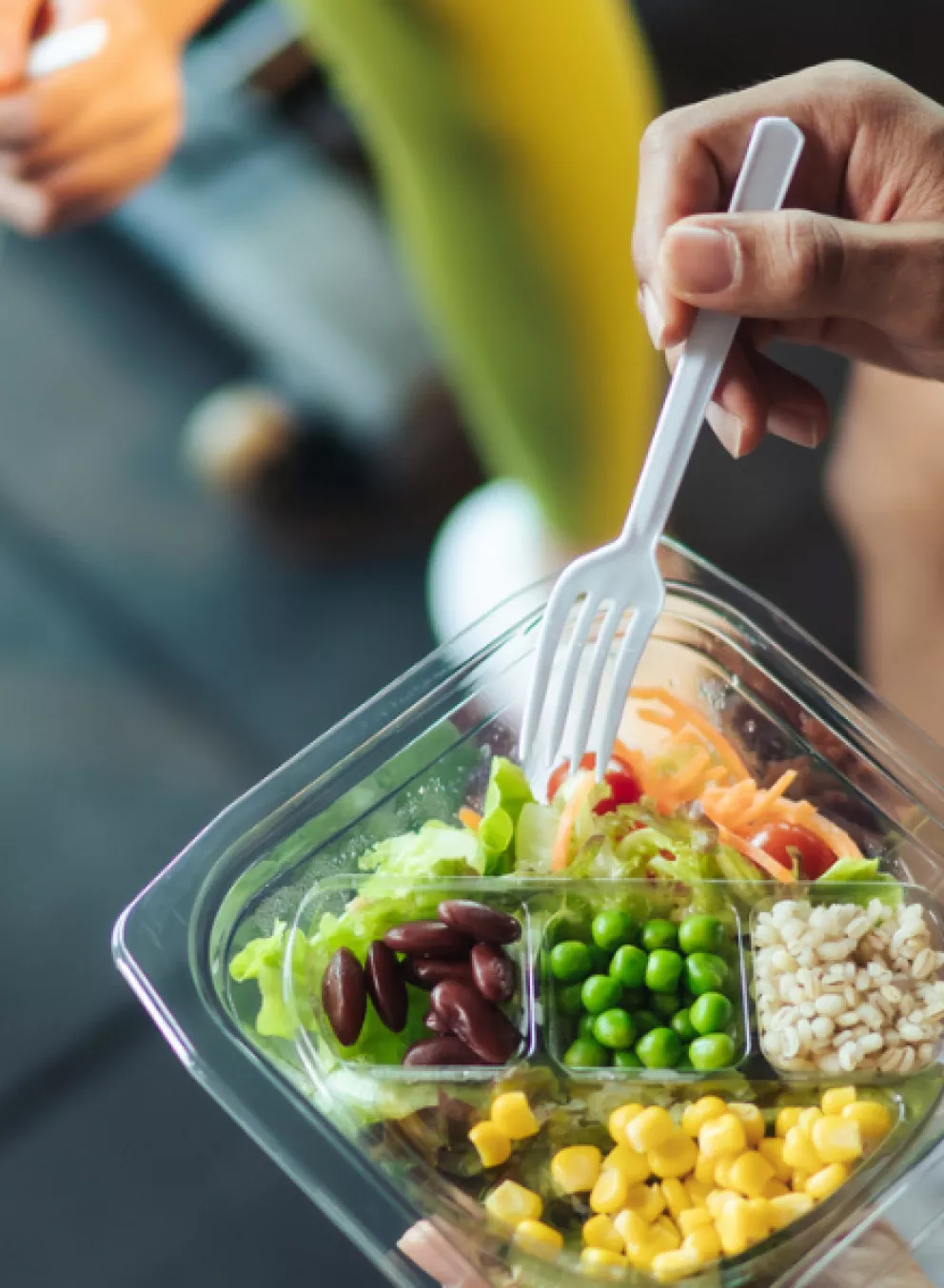 Two people eating a healthy meal in the gym